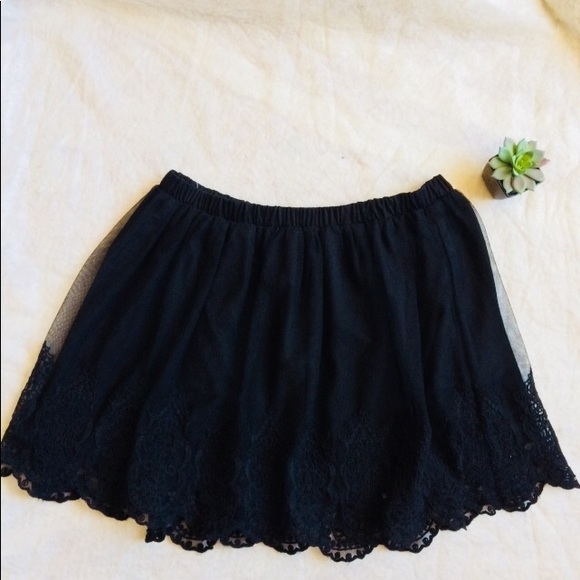 OP Dresses & Skirts - 🖤Stunning black lace twirly skirt 🖤